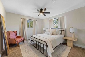 4 室のベッドルーム、デスク、WiFi (無料)、ベッドシーツ