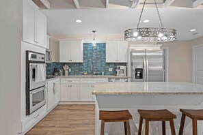 冷蔵庫、電子レンジ、オーブン、コンロ