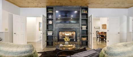 Una Smart TV, una chimenea, videojuegos, un futbolín