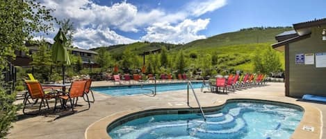 Piscina all'aperto, una piscina riscaldata