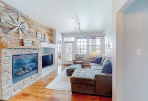 Smart-TV, Kamin, Videospiele, Bücher