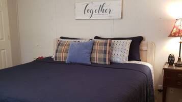 2 quartos, escrivaninha, ferros/tábuas de passar roupa