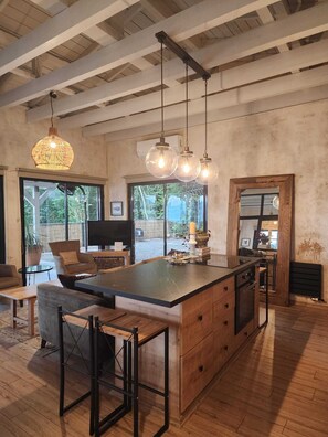 Vila Desain | Dapur pribadi | Lemari es besar, microwave, kompor, dan mesin pencuci piring