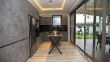 Biệt thự Deluxe | Bếp riêng | Tủ lạnh, lò vi sóng, bếp nấu, máy rửa bát
