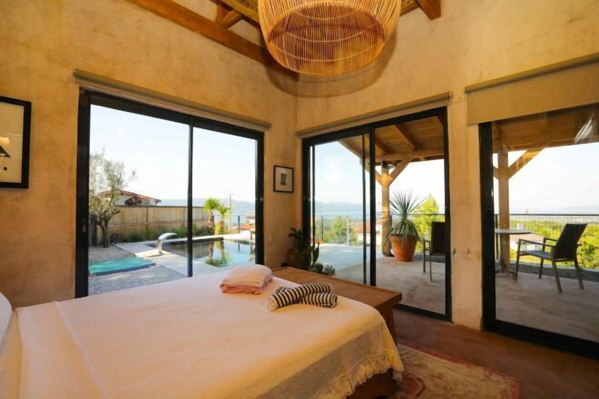3 bedrooms, premium bedding, individually decorated
