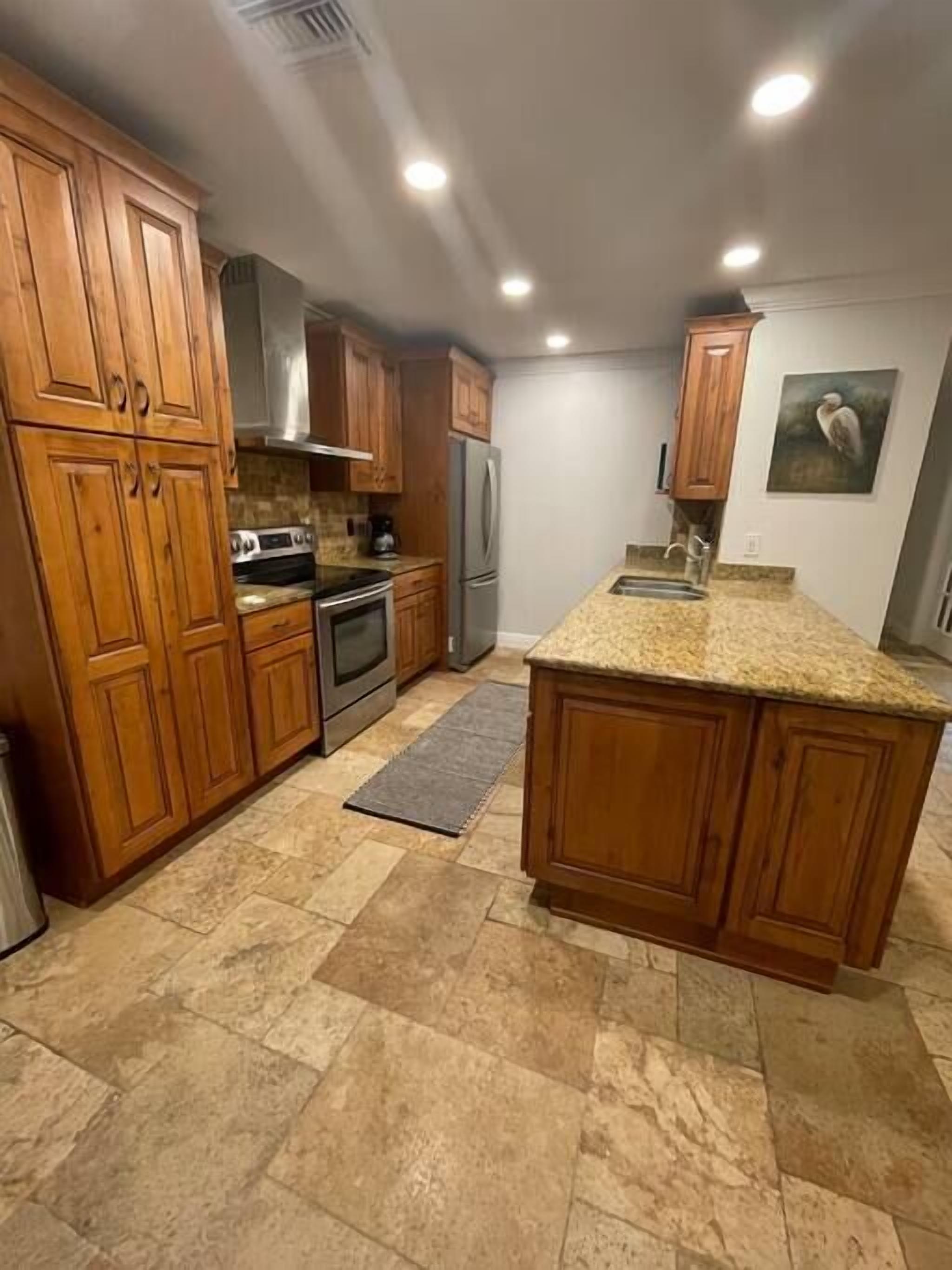 Coffee/tea maker, fridge, microwave, stovetop