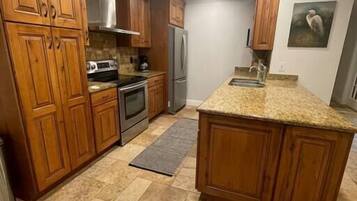 Coffee/tea maker, fridge, microwave, stovetop