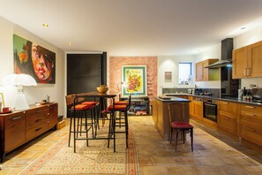 Een koelkast, een microgolfoven, een oven, een kookplaat