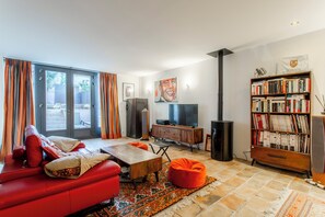 TV, fireplace, DVD player, books