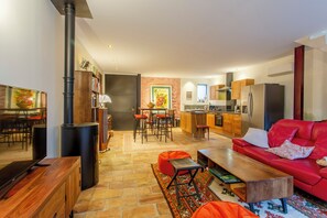 TV, fireplace, DVD player, books