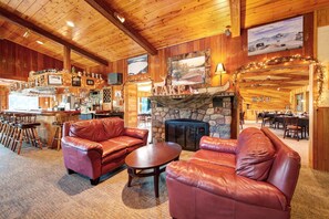 Bar (on property) - Chanticleer Inn 34 (Eagle River)