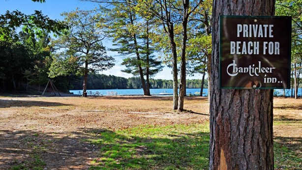 Un panneau indiquant une plage privée réservée aux clients de l’hôtel Chanticleer Inn.