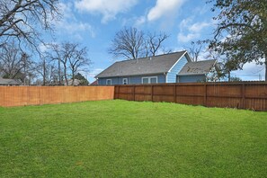 Property grounds - Heart of Houston/ 14ppl/ 4br/ 2.5b (Houston)