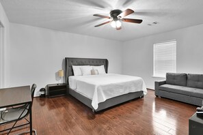 4 habitaciones, tabla de planchar con plancha, cuna de viaje y wifi