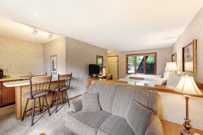 TV - Chanticleer Inn 43 (Eagle River)