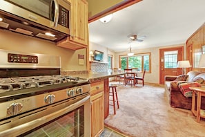 Fridge, microwave - Chanticleer Inn Villa 4 (Eagle River)