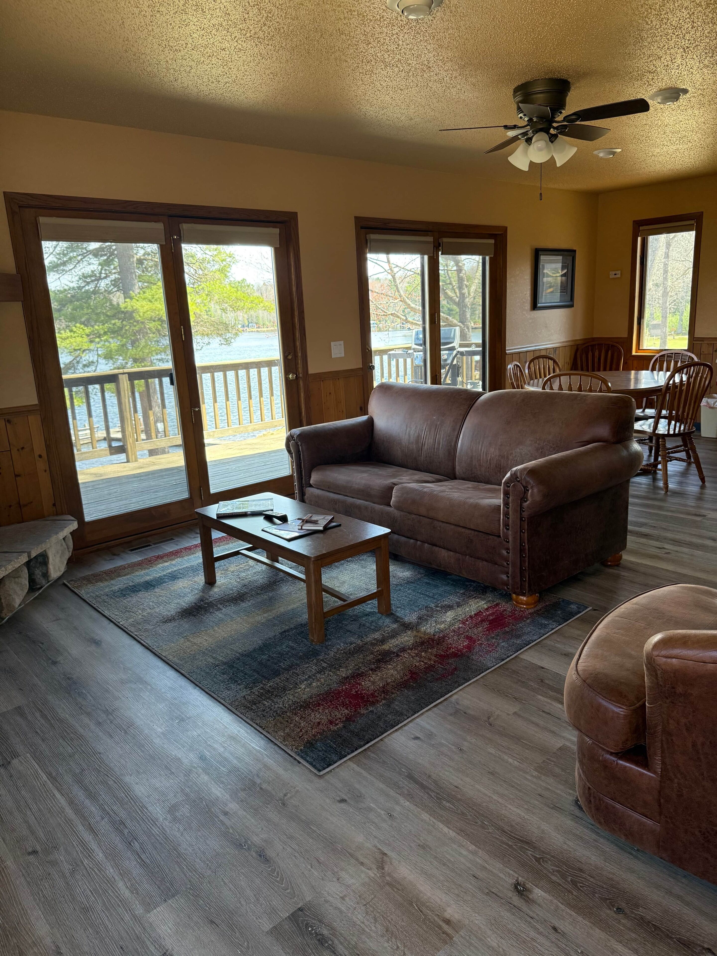 Una televisión, una chimenea