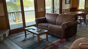 Una televisión, una chimenea