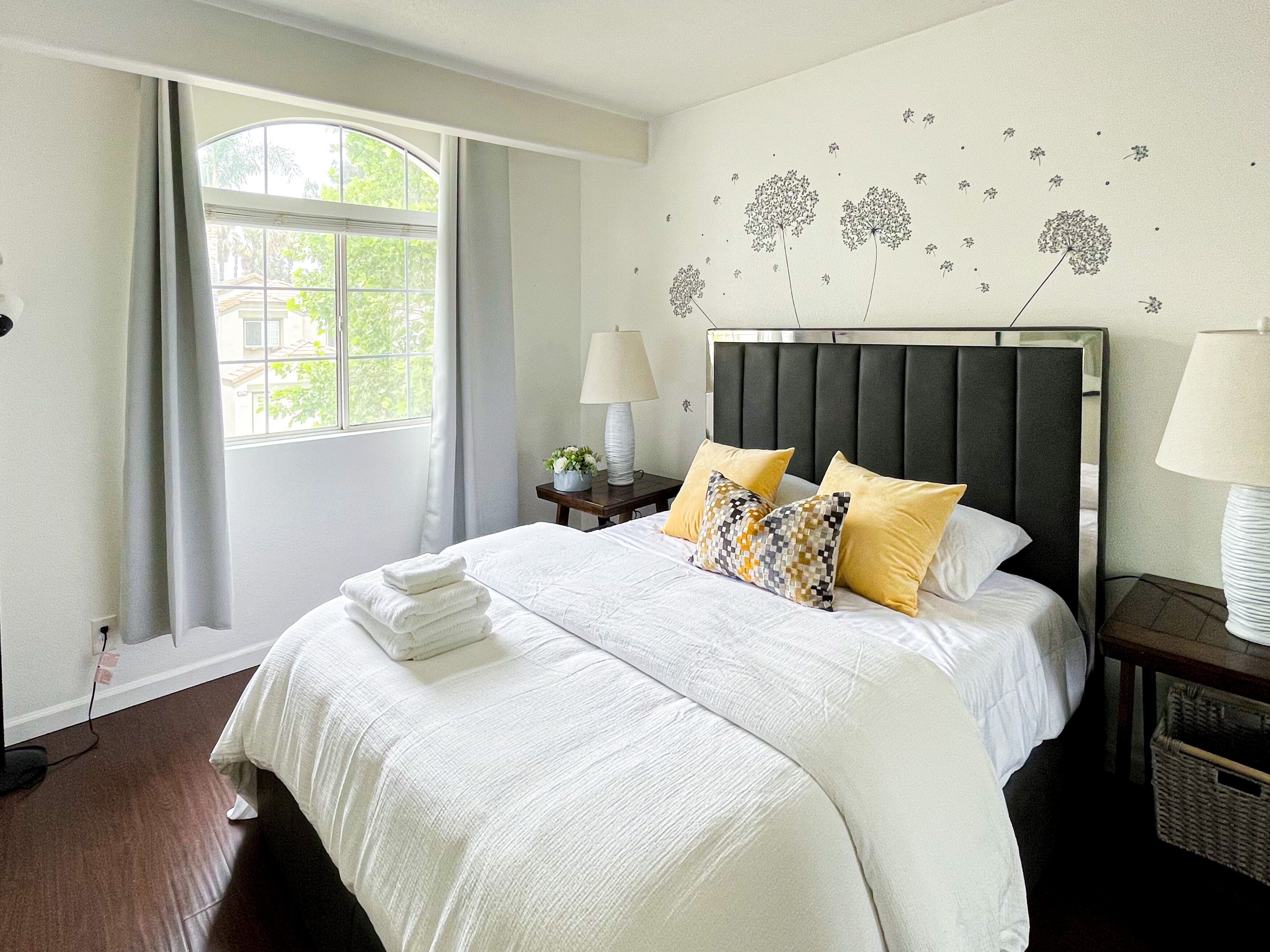 Quiet Modern Home by Meadows Park