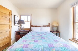 1 Schlafzimmer, Zimmersafe, Schreibtisch, Bügeleisen/Bügelbrett
