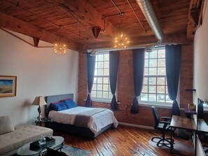 Iron/ironing board, WiFi, bed sheets - Stylish Loft with Central Location and downtown Views (Detroit)