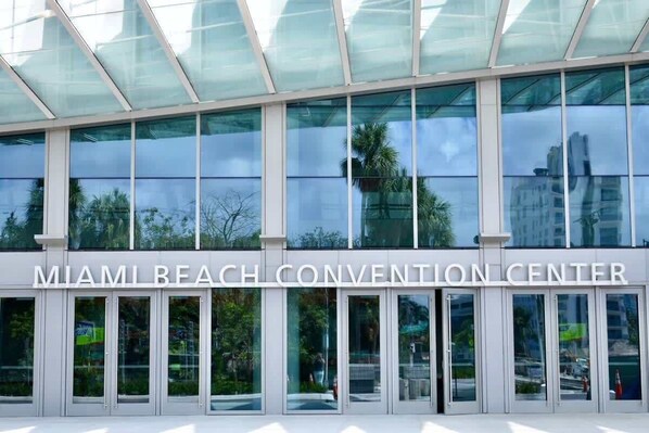 Das Miami Beach Convention Center mit großen Glasfenstern und einem modernen architektonischen Design.