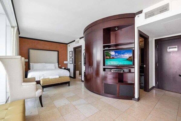 Iron/ironing board, WiFi, bed sheets, wheelchair access - Suite on Art Deco Ocean Drive Collins Av with pool (Miami Beach)