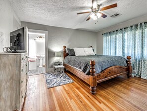 7 bedrooms, desk, iron/ironing board, free WiFi