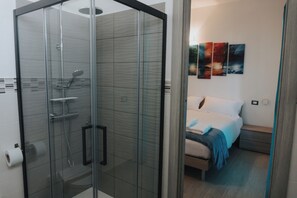 Quarto casal | Banheiro | Chuveiro, chuveiro com efeito de chuva, produtos de toalete grátis 