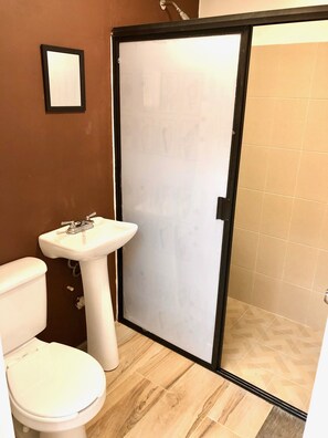 Tweepersoonskamer, en-suite badkamer | Gemeenschappelijke badkamer