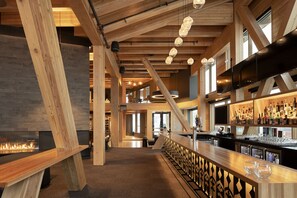 11 restaurants; lunch and dinner served