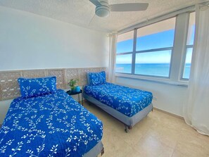 2 Schlafzimmer, Schreibtisch, Bügeleisen/Bügelbrett, Reisekinderbett