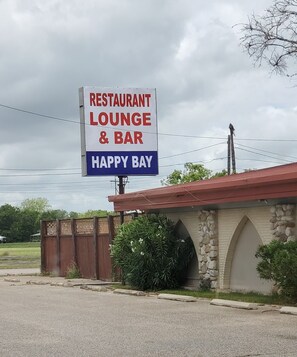 Bar (trong khuôn viên)