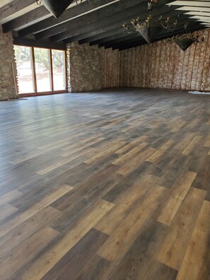 Ballroom - Happy Bay (Bay City)