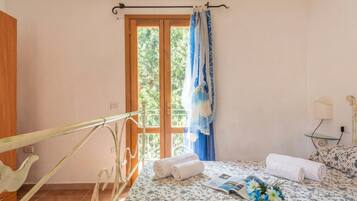 Standard-Apartment, Mehrere Schlafzimmer (Bouganvillage Bilo With Shared Pool) | 1 Schlafzimmer, kostenloses WLAN, Bettwäsche