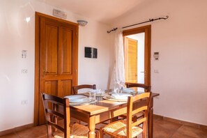 Leilighet – standard, flere soverom (Bouganvillage Bilo With Shared Pool) | Spiseområde