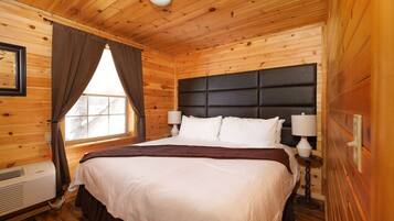 2 soverom, skrivebord, strykejern/-brett og reiseseng for barn