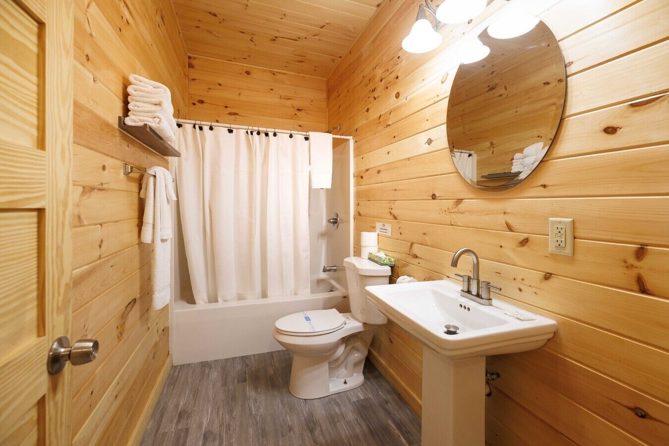 Combined shower/tub, hair dryer, towels