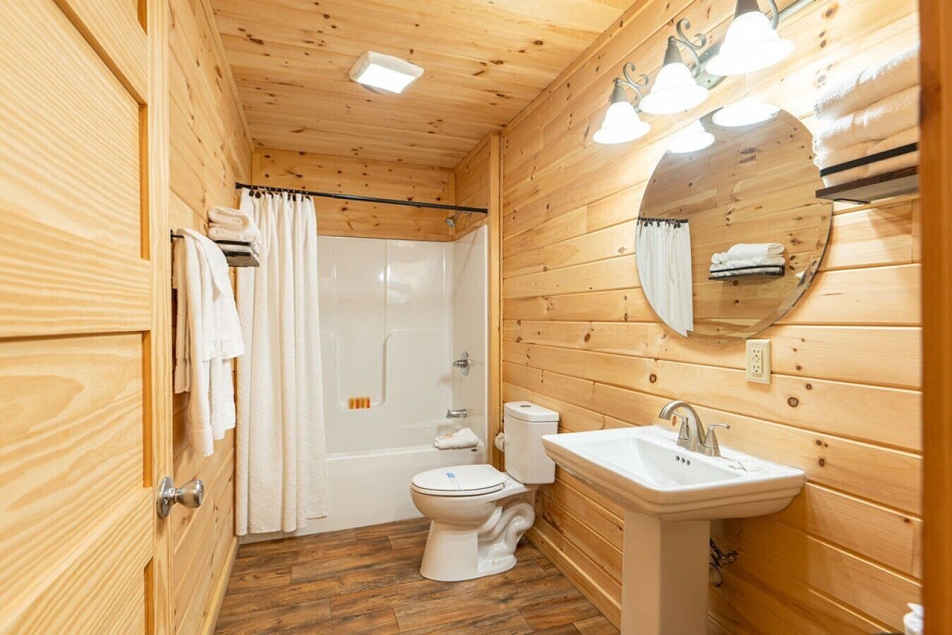 Combined shower/bathtub, hair dryer, towels