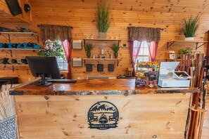 Lobby - Rosewood Villa #16, Brand new 2 bedroom log cabin! (Bethlehem)