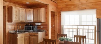 Rosewood Villa, Brand new 2 bedroom log cabin!
