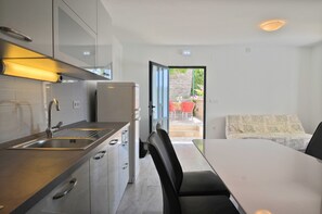 Kjøleskap, ovn, kokeplater og kjøkkenutstyr