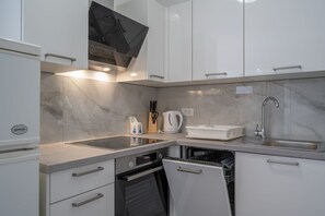 Køleskab, kogeplade, køkkentøj/tallerkener/redskaber