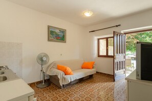 TV - Apartments Katica's Place - One Bedroom Apartment with Terrace and City View (Prižba)