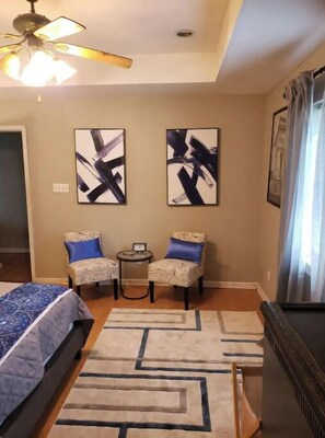 6 bedrooms, desk, iron/ironing board, WiFi