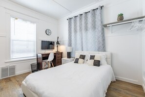 1 bedroom, desk, iron/ironing board, WiFi - 8032-3 blocks to Mayo-SALE Cute Studio on Main Floor 8032 (Rochester)