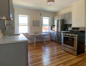 冰箱、微波炉、烤箱、炉灶