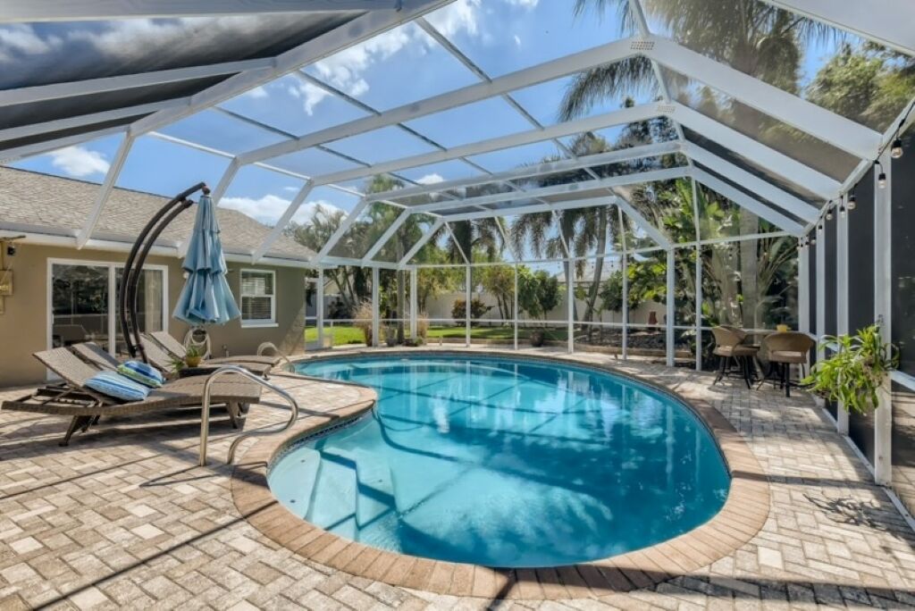 Tuscan Villa with a Pristine Pool! Minutes from Redington Beach