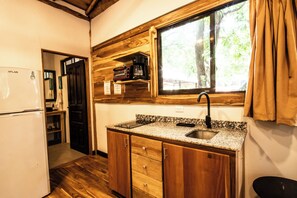Geladeira, fogão, cooktop, cafeteira/chaleira