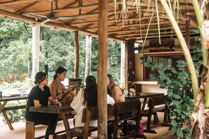 Outdoor dining - RusTeak Living Boutique Hotel Mango Studio - a Refuge in Nature (Provincia de Guanacaste)